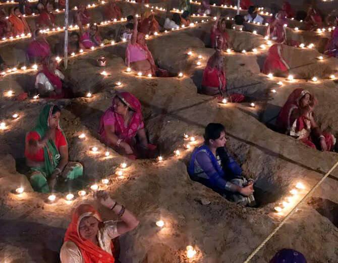ਵੀਰਵਾਰ ਦੀ ਰਾਤ ਇੰਨਾ ਪੇਂਡੂਆਂ ਨੇ ਦੀਵਾਲੀ ਦੇ ਦੀਵੇ ਵੀ ਗੱਡਿਆਂ ਵਿੱਚ ਖੜ੍ਹੇ ਰਹਿ ਕੇ ਜਲਾਏ ਸਨ।