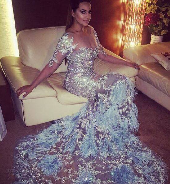 ਸੁਰਮਈ ਰੰਗ ਦੀ ਇਸ ਪੋਸ਼ਾਕ ਵਿੱਚ ਸੋਨਾਕਸ਼ੀ ਕਾਫੀ ਫੱਬ ਰਹੀ ਸੀ। 