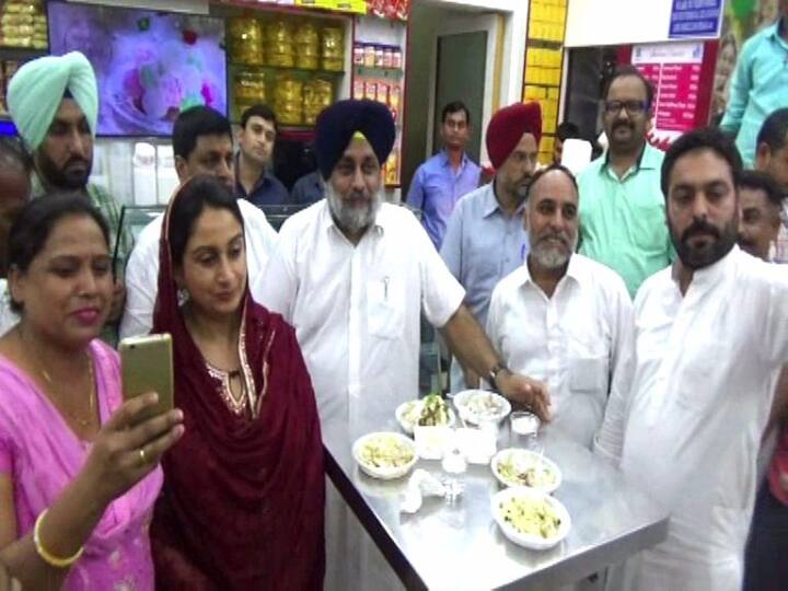 ਇਸ ਦੌਰਾਨ ਲੋਕਾਂ ਨੇ ਬਾਦਲ ਜੋੜੇ ਨਾਲ ਖ਼ੂਬ ਸੈਲਫੀਆਂ ਲਈਆਂ।