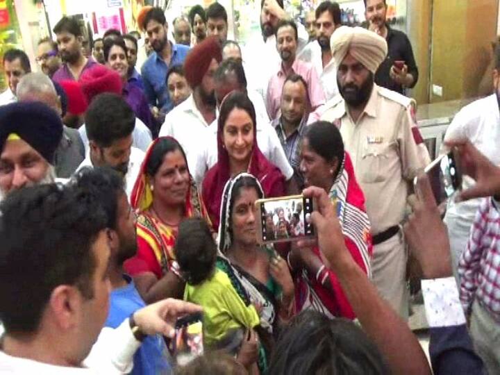ਦੋਵਾਂ ਮੀਆਂ-ਬੀਵੀ ਨੇ ਕਿਸੇ ਨੂੰ ਨਾਰਾਜ਼ ਨਾ ਕਰਦਿਆਂ ਹਰੇਕ ਨਾਲ ਤਸਵੀਰ ਖਿਚਵਾਈ। ਸੱਤਾ 'ਚੋਂ ਬਾਹਰ ਹੋਣ ਤੋਂ ਬਾਅਦ ਸਾਬਕਾ ਉਪ ਮੁੱਖ ਮੰਤਰੀ ਇਸ ਤਰ੍ਹਾਂ ਪਹਿਲੀ ਵਾਰ ਲੋਕਾਂ ਵਿੱਚ ਵਿਚਰੇ। 10 ਰਾਜ ਕਰਨ ਤੋਂ ਬਾਅਦ ਸਰਕਾਰ ਵਿੱਚ ਨਾ ਰਹਿਣ ਤੋਂ ਬਾਅਦ ਕਿਸੇ ਨੇਤਾ ਦਾ ਅਜਿਹਾ ਕਰਨਾ ਸੁਭਾਵਿਕ ਹੈ ਪਰ ਲੋਕਾਂ ਨੂੰ ਉਨ੍ਹਾਂ ਦਾ ਇਹ ਅੰਦਾਜ਼ ਪਸੰਦ ਆਇਆ ਜਾਪਿਆ।
