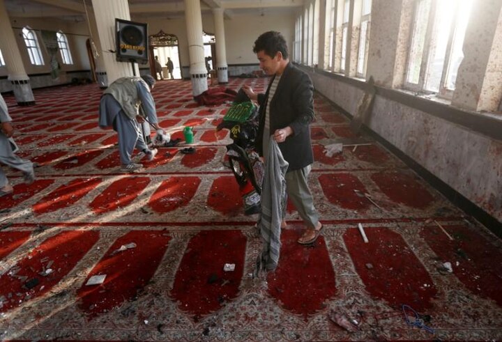 Islamic State claimed responsibility for blast in Shia mosque in peshawar Pakistan 56 people killed IS ने ली पाकिस्तान की मस्जिद में हुए आत्मघाती हमले की जिम्मेदारी, बम विस्फोट में 56 लोगों की गई है जान