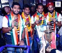 ਵਤਨ ਪਰਤਣ \'ਤੇ ਹਾਕੀ ਟੀਮ ਦਾ ਜ਼ੋਰਦਾਰ ਸਵਾਗਤ...ਦੇਖੋ ਤਸਵੀਰਾਂ