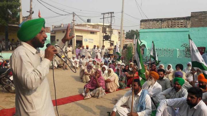 ਪ੍ਰਦੂਸ਼ਣ ਕੰਟਰੋਲ ਬੋਰਡ ਦੀ ਟੀਮ ਜੋ ਪਿੰਡ ਕਿਸ਼ਨਗੜ੍ਹ ਵਿੱਚ ਪਰਾਲੀ ਫੂਕਣ ਵਾਲੇ ਕਿਸਾਨਾਂ ਖ਼ਿਲਾਫ਼ ਕਾਰਵਾਈ ਕਰਨ ਪੁੱਜੀ ਤਾਂ ਇਕੱਠੇ ਹੋਏ ਕਿਸਾਨਾਂ ਨੇ ਭਾਰਤੀ ਕਿਸਾਨ ਯੂਨੀਅਨ ਡਕੌਂਦਾ ਦੀ ਅਗਵਾਈ ਵਿੱਚ ਘਿਰਾਓ ਕਰ ਲਿਆ ।