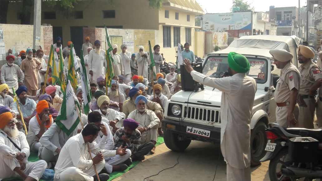 ਜਰਮਾਨੇ ਕਰਨ ਆਈ ਸਰਕਾਰੀ ਟੀਮ ਨੂੰ  ਸੱਥ \'ਚ ਘੇਰਿਆ