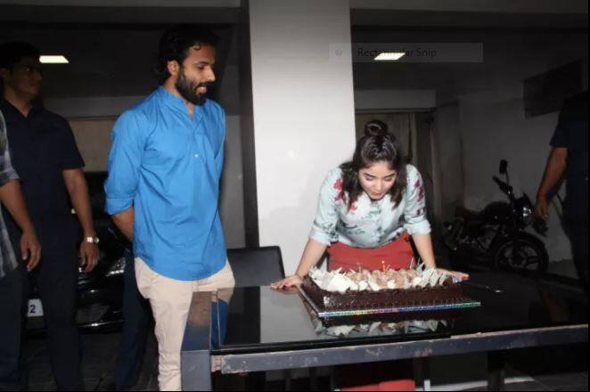 ਆਮਿਰ ਖ਼ਾਨ ਨਾਲ ਫ਼ਿਲਮ 'ਦੰਗਲ' ਵਿੱਚ ਆਪਣੇ ਫ਼ਿਲਮੀ ਸਫ਼ਰ ਦੀ ਸ਼ੁਰੂਆਤ ਕਰਨ ਵਾਲੀ ਜ਼ਾਇਰਾ ਇਨ੍ਹੀਂ ਦਿਨੀਂ 'ਸੀਕ੍ਰੇਟ ਸੁਪਰਸਟਾਰ' ਵਿੱਚ ਨਿਭਾਏ ਆਪਣੇ ਕਿਰਦਾਰ ਕਾਰਨ ਕਾਫੀ ਵਾਹ-ਵਾਹ ਖੱਟ ਰਹੀ ਹੈ। 