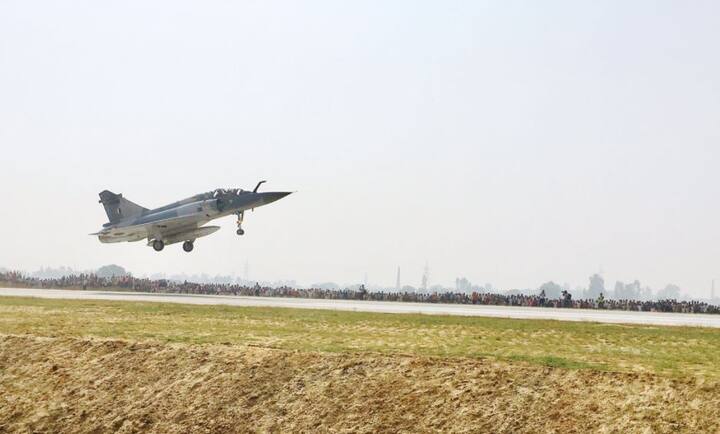 ਭਾਰਤ ਵਿੱਚ ਸਭ ਤੋਂ ਪਹਿਲਾਂ ਮਈ 2015 ਵਿੱਚ ਯਮੁਨਾ ਐਕਸਪ੍ਰੈਸ-ਵੇਅ 'ਤੇ ਮਥੁਰਾ ਦੇ ਨਜ਼ਦੀਕ ਮਿਰਾਜ ਜਹਾਜ਼ਾਂ ਨੇ ਲੈਂਡਿੰਗ ਕੀਤੀ ਸੀ।