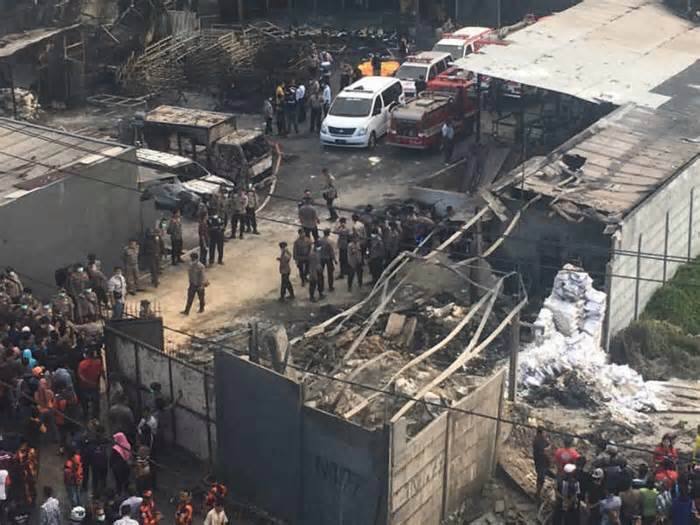 ਜਕਾਰਤਾ ਪੁਲਿਸ ਦੇ ਜਨਰਲ ਕ੍ਰਾਈਮਜ਼ ਡਾਇਰੈਕਟਰ ਨਿਕੋ ਅਫਿੰਟਾ ਨੇ ਆਖਿਆ ਕਿ ਮਰਨ ਵਾਲਿਆਂ ਦੀ ਗਿਣਤੀ ਵੱਧ ਵੀ ਸਕਦੀ ਹੈ ਕਿਉਂਕਿ ਜ਼ਖ਼ਮੀਆਂ ਵਿੱਚੋਂ ਵੀ ਕਈਆਂ ਦੀ ਹਾਲਤ ਕਾਫੀ ਨਾਜ਼ੁਕ ਹੈ। ਉਨ੍ਹਾਂ ਦੱਸਿਆ ਕਿ ਫੈਕਟਰੀ ਵਿੱਚ 100 ਤੋਂ ਵੱਧ ਕਰਮਚਾਰੀ ਕੰਮ ਕਰਦੇ ਸਨ। ਅੱਗ ਜੋ਼ਰਦਾਰ ਧਮਾਕੇ ਤੋਂ ਬਾਅਦ ਲੱਗੀ। 