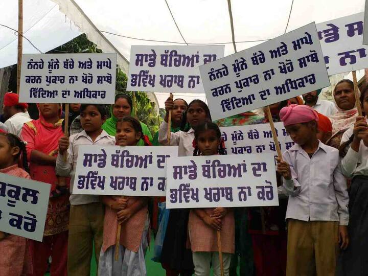 ਇਸ ਧਰਨੇ ਵਿੱਚ ਸਾਬਕਾ ਮੰਤਰੀ ਬਿਕਰਮ ਮਜੀਠੀਆ ਵੀ ਪਹੁੰਚੇ ਹੋਏ ਸਨ। 