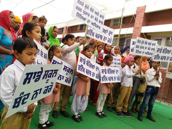 ਉੱਧਰ, ਧਰਨੇ ਬਾਰੇ ਸਿੱਧੂ ਨੇ ਪਹਿਲਾਂ ਹੀ ਸਪਸ਼ਟ ਕਰ ਦਿੱਤਾ ਕਿ ਪਿਛਲੇ 10 ਸਾਲਾਂ ਵਿੱਚ ਇਨ੍ਹਾਂ ਸਕੂਲਾਂ ਵਿੱਚੋਂ ਕਿੰਨੇ ਕੁ ਆਈ.ਏ.ਐਸ. ਨਿਕਲੇ ਹਨ।