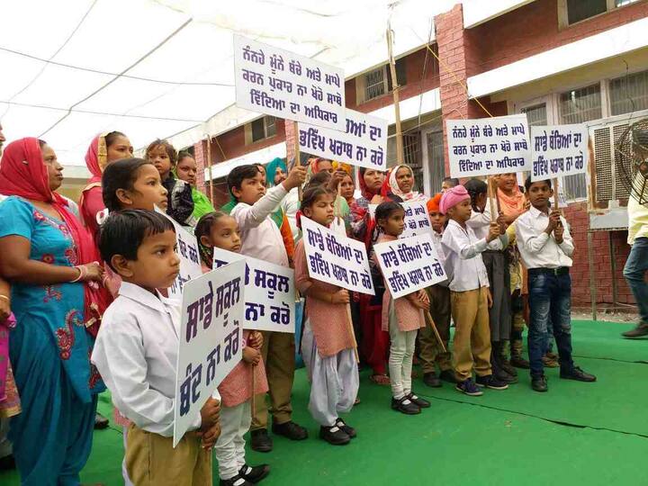 ਪੰਜਾਬ ਦੇ ਵੀਹ ਤੋਂ ਘੱਟ ਬੱਚਿਆਂ ਵਾਲੇ 800 ਪ੍ਰਾਇਮਰੀ ਸਕੂਲਾਂ ਨੂੰ ਬੰਦ ਕਰਨ ਦੇ ਫੈਸਲੇ ਖਿਲਾਫ ਸ਼੍ਰੋਮਣੀ ਅਕਾਲੀ ਦਲ ਮੋਰਚਾ ਖੋਲ੍ਹ ਦਿੱਤਾ ਹੈ। 