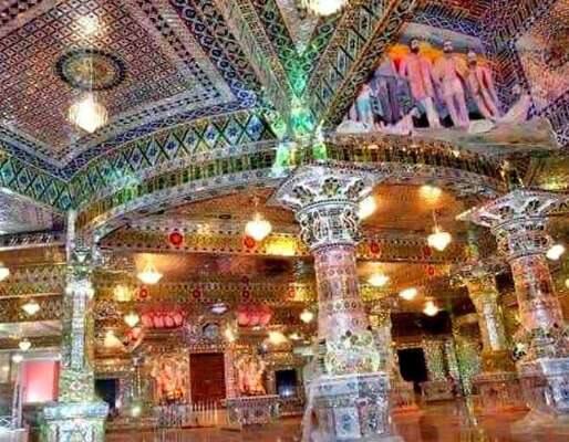 - ਅਕਸ਼ਰਧਾਮ ਮੰਦਿਰ ਅਮਰੀਕਾ ਦੇ ਕਈ ਸ਼ਹਿਰਾਂ ਵਿੱਚ ਬਣੇ ਹਨ। ਅਟਲਾਂਟਾ, ਹਿਊਸਟਨ, ਸ਼ਿਕਾਗੋ, ਲਾਸ ਏਂਜਿਲਿਸ ਸਹਿਤ ਕੈਨੇਡਾ ਦੇ ਟੋਰਾਂਟੋ ਵਿੱਚ ਵੀ ਮੰਦਿਰ ਹਨ।
