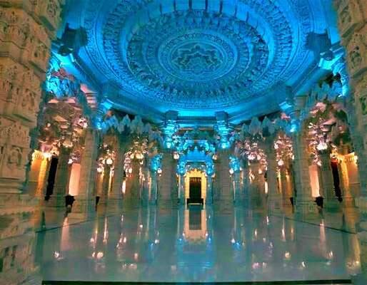  ਅਮਰੀਕਨ ਸੰਪਾਦਕ ਸਟੀਵ ਟਰੇਡਰ ਨੇ ਬੀਏਪੀਐਸ ਸ਼੍ਰੀ ਸਵਾਮੀਨਾਰਾਇਣ ਮੰਦਿਰ ਦੇ ਦਰਸ਼ਨ ਕਰ ਨਿਊਜਵਰਕ‍ਸ ਸਾਇਟ ਉੱਤੇ ਲਿਖਿਆ ਹੈ, 'ਮੰਦਿਰ ਵਿੱਚ ਪਰਵੇਸ਼ ਕਰਨ ਦੇ ਬਾਅਦ ਅਦਭੁੱਤ ਕਲਾਕ੍ਰਿਤੀਆਂ ਉੱਤੋਂ ਨਜਰਾਂ ਹਟਾਉਣਾ ਬਹੁਤ ਮੁਸ਼ਕਿਲ ਹੈ।