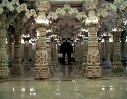 - ਇਸਦੇ ਇਲਾਵਾ ਮੰਦਿਰ ਦੇ ਇੰਟੀਰਿਅਰ ਦੇ ਇਲਾਵਾ ਆਉਟਰ ਵੀ ਇਸ ਤਰ੍ਹਾਂ ਤਿਆਰ ਕੀਤਾ ਗਿਆ ਹੈ ਕਿ ਇਹ ਮੰਦਿਰ 1000 ਸਾਲਾਂ ਤੱਕ ਇੰਝ ਹੀ ਖੜਾ ਰਹੇਗਾ।