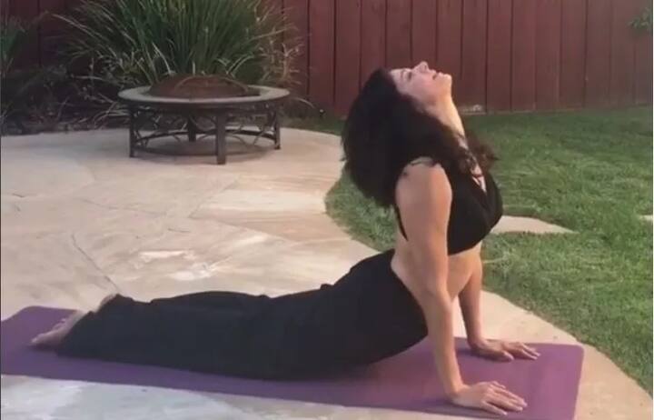 ਪੂਜਾ ਯੋਗ ਦੀ ਇਸ ਪੁਜੀਸ਼ਨ 'ਚ ਵਿਖਾਈ ਦੇ ਰਹੀ ਹੈ। ਉਹ ਰੋਜ਼ਾਨਾ ਇਸ ਤਰ੍ਹਾਂ ਦੀ ਕਸਰਤ ਨੂੰ ਆਪਣੀ ਰੋਜ਼ਾਨਾ ਜ਼ਿੰਦਗੀ 'ਚ ਖਾਸ ਥਾਂ ਦਿੰਦੀ ਹੈ।