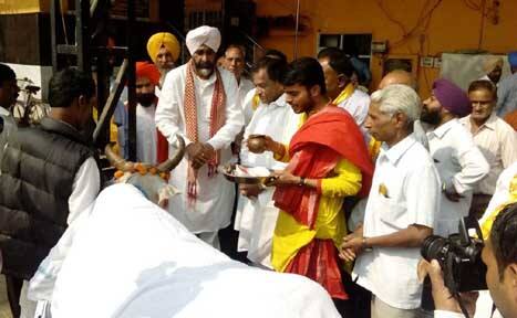 ਗਊਆਂ ਪੂਜਾ ਨਾਲ ਮੁਕਤੀ ਚਾਹੁੰਦੇ ਨੇ ਮਨਪ੍ਰੀਤ ਬਾਦਲ! ਗਊਆਂ ਪੂਜਾ ਨਾਲ ਮੁਕਤੀ ਚਾਹੁੰਦੇ ਨੇ ਮਨਪ੍ਰੀਤ ਬਾਦਲ!