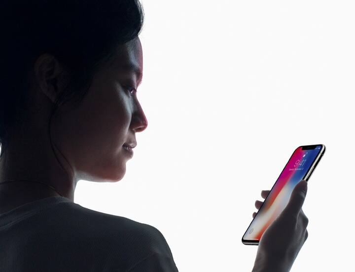 ਬਿਲਕੁਲ iPhone X ਵਰਗਾ ਫੋਨ ਚੀਨੀ ਕੰਪਨੀ Leagoo ਨੇ ਲਾਂਚ ਕੀਤਾ ਹੈ। ਇਹ ਬਿਲਕੁਲ iPhone X ਵਰਗਾ ਹੀ ਹੈ। ਪਹਿਲੀ ਨਜ਼ਰ ਵਿੱਚ ਇਹ iPhone X ਹੀ ਲੱਗਦਾ ਹੈ। ਇਸ ਦੀ ਕੀਮਤ 300 ਡਾਲਰ (ਕਰੀਬ 20000 ਰੁਪਏ) ਰੱਖੀ ਗਈ ਹੈ।