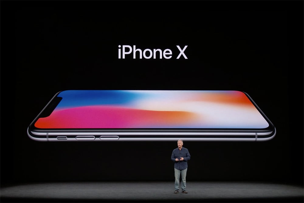 ਵਾਸ਼ਿੰਗਟਨ: ਐਪਲ ਨੇ ਆਪਣੇ ਨਵੇਂ iPhone X ਵਿੱਚ ਉਂਗਲਾਂ ਦੇ ਰੇਸ਼ੇ ਪਛਾਣਨ ਦੀ ਥਾਂ ਚਿਹਰੇ ਤੋਂ ਹੀ ਇਸ ਦਾ ਜਿੰਦਰਾ ਖੁੱਲ੍ਹਣ ਭਾਵ ਅਨਲੌਕ ਹੋ ਸਕਣ ਦੀ ਸੁਵਿਧਾ ਦਿੱਤੀ ਹੈ। iPhone X ਦੀ ਵਿਕਰੀ 3 ਨਵੰਬਰ ਤੋਂ ਸ਼ੁਰੂ ਹੋਣੀ ਹੈ। ਐਪਲ ਨੇ ਇਸ ਦੇ ਜਿੰਦਰੇ ਖੋਲ੍ਹਣ ਲਈ ਚਿਹਰਾ ਜਾਂ ਅੰਕਾਂ ਵਾਲਾ ਵਿਕਲਪ ਹੀ ਦਿੱਤਾ ਹੋਇਆ ਹੈ ਪਰ ਜੋ ਚੀਜ਼ ਲੋਕਾਂ ਨੂੰ ਸਭ ਤੋਂ ਵੱਧ ਸਤਾ ਰਹੀ ਹੈ, ਉਹ ਹੈ ਕਿ ਇਸ ਫ਼ੋਨ ਵਿਚਲਾ ਡੇਟਾ, ਕਿਸੇ ਹੋਰ ਥਾਂ 'ਤੇ ਸੰਭਾਲਿਆ ਜਾ ਸਕੇਗਾ। 