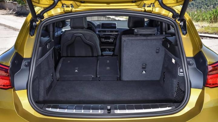 BMW ਐਕਸ2 'ਚ ਵੱਡੀ ਗਰਿਲ ਦੇ ਨਾਲ ਐੱਲ. ਈ. ਡੀ ਹੈੱਡਲਾਈਟਸ ਦਿੱਤੇ ਗਏ ਹਨ। ਕੰਪਨੀ ਨੇ ਇਸ ਕਾਰ 'ਚ ਨਵੇਂ ਡਿਜ਼ਾਇਨ ਦਾ ਬੰਪਰ ਲਗਾਇਆ ਹੈ ਜੋ ਵੱਡੇ ਏਅਰ ਇੰਟੈਕਸ ਦੇ ਨਾਲ ਆਉਂਦਾ ਹੈ। ਕਾਰ ਦੇ ਰਿਅਰ ਹਿੱਸੇ 'ਚ ਐਲ. ਈ. ਡੀ ਟੇਲਲੈਂਪਸ ਦੇ ਨਾਲ ਡਿਫਿਊਜ਼ਰ ਅਤੇ ਟਵਿਨ ਐਗਜ਼ਹਾਸਟ ਦਿੱਤੇ ਗਏ ਹਨ। BMW ਐਕਸ2 'ਚ 18-ਇੰਚ ਅਲੌਏ ਵ੍ਹੀਲਸ ਦਿੱਤੇ ਗਏ ਹਨ ਅਤੇ ਗਾਹਕਾਂ ਲਈ ਇਸ ਕਾਰ 'ਚ 19-ਇੰਚ ਅਲੌਏ ਵ੍ਹੀਲਸ ਦਾ ਵੀ ਆਪਸ਼ਨ ਉਪਲੱਬਧ ਹੈ।
