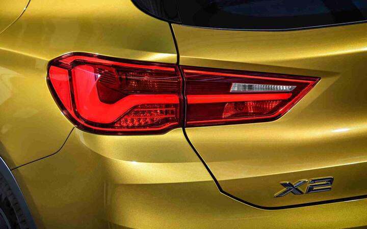 BMW ਨੇ ਇਹ ਕਾਰ ਸ਼ਹਿਰੀ ਗਾਹਕਾਂ ਨੂੰ ਟਾਰਗੇਟ ਕਰਕੇ ਬਣਾਈ ਹੈ ਅਤੇ ਟੂ- ਵ੍ਹੀਲ ਡਰਾਇਵ ਦੇ ਨਾਲ ਇਸ ਕਾਰ 'ਚ ਆਪਸ਼ਨ ਦੇ ਤੌਰ 'ਤੇ 4-ਵ੍ਹੀਲ ਡਰਾਇਵ ਆਪਸ਼ਨ ਵੀ ਮੌਜੂਦ ਹੈ। 