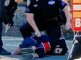 ਫਿਰ ਟਰੱਕ ਚੇਂਬਰਜ਼ ਸਟਰੀਟ ਵੱਲ ਮੁੜਿਆ ਤੇ ਟਰੇਡ ਸੈਂਟਰ ਦੇ ਨੇੜੇ ਡਰਾਈਵਰ ਨੇ ਇੱਕ ਸਕੂਲ ਬੱਸ ਨਾਲ ਟਰੱਕ ਨੂੰ ਟਕਰਾ ਦਿੱਤਾ, ਜਿਸ ਕਾਰਨ ਦੋ ਬਾਲਗ ਤੇ ਦੋ ਬੱਚੇ ਜ਼ਖ਼ਮੀ ਹੋ ਗਏ। ਮਾਰੇ ਗਏ ਲੋਕਾਂ ਤੋਂ ਇਲਾਵਾ 11 ਹੋਰ ਵਿਅਕਤੀ ਗੰਭੀਰ ਰੂਪ ਵਿੱਚ ਜ਼ਖ਼ਮੀ ਹੋਏ ਹਨ। ਪੁਲਿਸ ਨੂੰ ਮੌਕੇ ਤੋਂ ਪੇਂਟਬਾਲ ਗੰਨ ਤੇ ਪੈਲੇਟ ਗੰਨ ਵੀ ਮਿਲੀ।