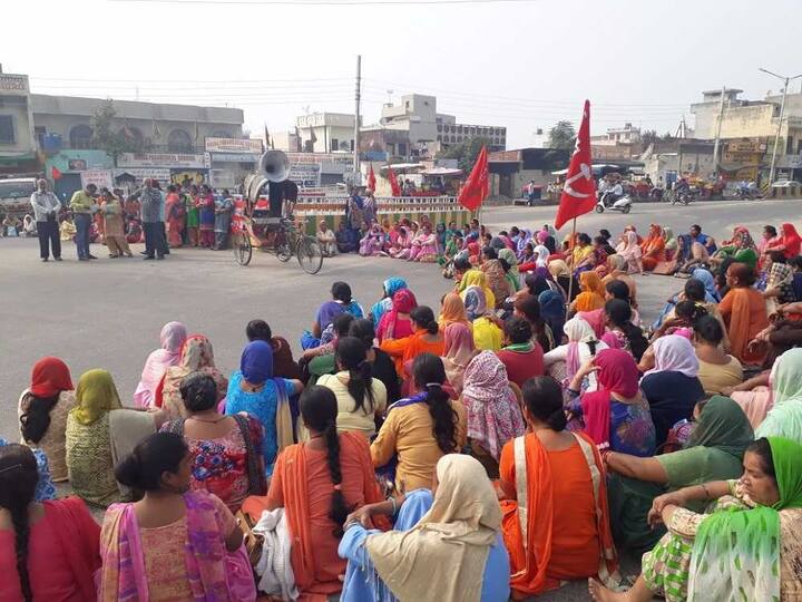 ਬਠਿੰਡਾ ਤੋਂ ਇਲਾਵਾ ਹੁਸ਼ਿਆਰਪੁਰ ਵਿੱਚ ਵੀ ਆਂਗਣਵਾੜੀ ਵਰਕਰ ਵੱਲੋਂ ਰੋਡ ਜਾਮ ਕਰ ਪ੍ਰਦਰਸ਼ਨ ਕੀਤਾ ਗਿਆ। ਪੰਜਾਬ ਭਰ ਤੋਂ ਇਕੱਠੀਆਂ ਹੋਈਆਂ ਵਰਕਰਾਂ ਨੇ ਹੋਸ਼ਿਆਰਪੁਰ-ਜਲੰਧਰ ਰੋਡ ਜਾਮ ਕੀਤਾ।