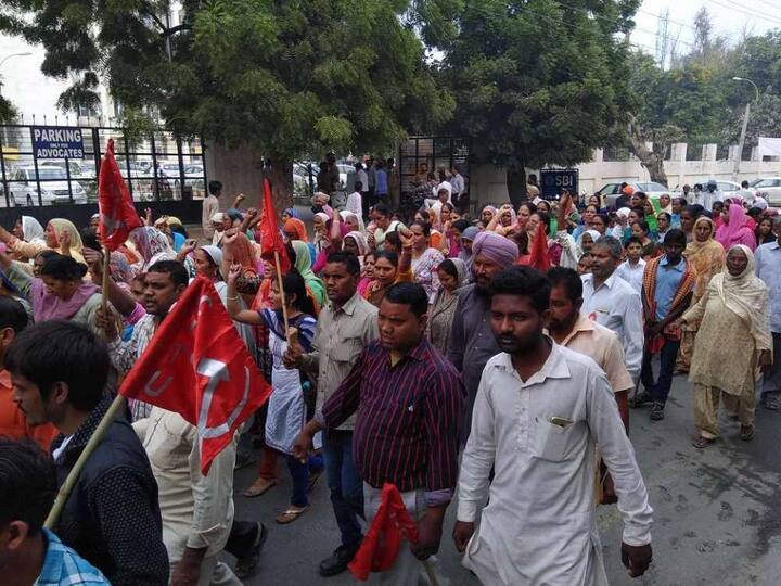 ਪੰਜਾਬ ਪੱਧਰ ਦੇ ਇਸ ਧਰਨੇ ਵਿੱਚ ਜਲੰਧਰ ਸ਼ਹਿਰ 'ਚ ਵੀ ਸੜਕ ਜਾਮ ਕੀਤੇ ਜਾਣ ਦੀ ਖ਼ਬਰ ਹੈ। ਅੱਗੇ ਵੇਖੋ ਇਸ ਰੋਸ ਮੁਜ਼ਾਹਰੇ ਦੀਆਂ ਕੁਝ ਹੋਰ ਤਸਵੀਰਾਂ।
