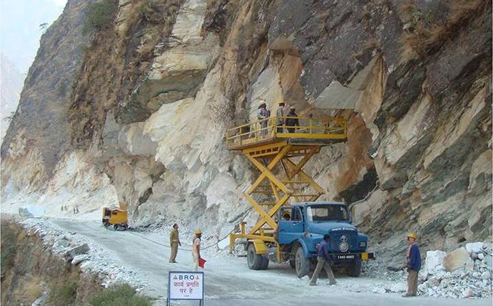 ਉਕਤ ਪਿੰਡ ਪੂਰਬੀ ਖੇਤਰ ਵਿੱਚ ਭਾਰਤ-ਚੀਨ ਸਰਹੱਦ ਦੇ ਬਿਲਕੁਲ ਨੇੜੇ ਹਨ। 