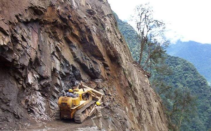 ਇਸ ਬੇਹੱਦ ਔਖੇ ਕੰਮ ਨੂੰ ਨੇਪਰੇ ਚਾੜ੍ਹਨ ਲਈ ਬੀ ਆਰ ਓ ਦੇ ਮੁਲਾਜ਼ਮਾਂ ਦੀ ਸ਼ਲਾਘਾ ਕਰਦਿਆਂ ਯੋਜਨਾ ਦੇ ਚੀਫ ਇੰਜੀਨੀਅਰ ਬ੍ਰਿਗੇਡੀਅਰ ਬੀ ਐੱਮ ਪੂਰਵੀਮੱਠ ਨੇ ਦੱਸਿਆ ਕਿ ਇੰਨੀ ਉਚਾਈ ‘ਤੇ ਗਰਮੀਆਂ ਵਿੱਚ ਤਾਪਮਾਨ ਮਨਫੀ 15 ਤੋਂ ਮਨਫੀ 20 ਡਿਗਰੀ ਸੈਲਸੀਅਸ ਤੱਕ ਰਹਿੰਦਾ ਹੈ, 