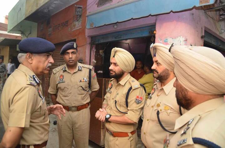 ਡੀ.ਜੀ.ਪੀ. ਸੁਰੇਸ਼ ਅਰੋੜਾ ਵੱਲੋਂ ਅੱਜ ਅੰਮ੍ਰਿਤਸਰ ਤੋਂ ਵਾਪਸੀ ਸਮੇਂ ਢਿਲਵਾਂ ਹਾਈ ਟੈੱਕ ਨਾਕੇ ਜਾਇਜ਼ਾ ਲਿਆ ਤੇ ਉਨ੍ਹਾਂ ਨੇ ਜੀ.ਟੀ. ਰੋਡ ‘ਤੇ ਹੋ ਰਹੀਆਂ ਲੁੱਟਾਂ, ਖੋਹਾਂ ਸਬੰਧੀ ਪੁਲਿਸ ਮੁਲਾਜ਼ਮਾਂ ਨਾਲ ਮੀਟਿੰਗ ਕੀਤੀ ਤੇ ਖ਼ਾਸ ਹਦਾਇਤਾਂ ਦਿੱਤੀਆਂ ਤੇ ਮੁਲਾਜ਼ਮਾਂ ਦੀਆਂ ਮੁਸ਼ਕਲਾਂ ਨੂੰ ਵੀ ਸੁਣਿਆ।