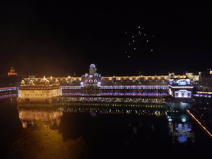 ਗੁਰੂ ਨਾਨਕ ਦੇਵ ਜੀ ਦੇ 548ਵੇਂ ਪ੍ਰਕਾਸ਼ ਪੁਰਬ ਮੌਕੇ ਜਿੱਥੇ ਵੱਡੀ ਗਿਣਤੀ ਵਿੱਚ ਸੰਗਤ ਗੁਰੂ ਘਰਾਂ 'ਚ ਨਤਮਸਤਕ ਹੋਈ, ਉੱਥੇ ਹੀ ਪਹਿਲੇ ਪਾਤਿਸ਼ਾਹ ਦੇ ਅਵਤਾਰ ਦਿਹਾੜੇ ਮੌਕੇ ਹਰਿਮੰਦਰ ਸਾਹਿਬ ਵਿਖੇ ਅਲੌਕਿਕ ਦੀਪਮਾਲਾ ਤੇ ਆਤਿਸ਼ਬਾਜ਼ੀ ਕੀਤੀ ਗਈ। ਵੇਖੋ ਤਸਵੀਰਾਂ-