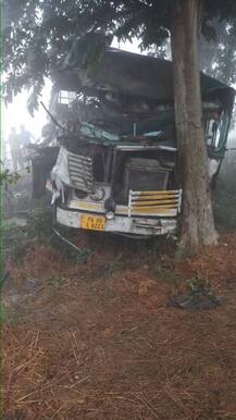 ਧੁੰਦ \'ਚ ਵਾਪਰਿਆ ਵੱਡਾ ਸੜਕ ਹਾਦਸਾ, 6 ਦੀ ਮੌਤ, ਦਰਜਨ ਤੋ ਵੱਧ ਜ਼ਖ਼ਮੀ