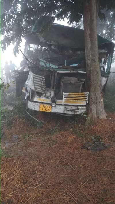 ਜਾਣਕਾਰੀ ਮੁਤਾਬਕ ਫਿਰੋਜ਼ਪੁਰ -ਫਾਜ਼ਿਲਕਾ ਰੋਡ 'ਤੇ ਪਿੰਡ ਕਰੀ-ਕਲਾਂ ਨੇੜੇ ਓਵਰਟੇਕ ਕਰਨ ਦੇ ਚੱਕਰ 'ਚ ਪੰਜਾਬ ਰੋਡਵੇਜ ਬੱਸ ਦੀ ਟੱਕਰ ਟੈਂਪੂ ਨਾਲ ਗਈ। ਇਸ ਹਾਦਸੇ 'ਚ ਹੁਣ ਤੱਕ 6 ਲੋਕਾਂ ਦੀ ਮੌਤ ਹੋ ਗਈ, ਜਦ ਕਿ ਦਰਜਨ ਤੋਂ ਵੱਧ ਲੋਕ ਜ਼ਖਮੀ ਹੋ ਗਏ। 