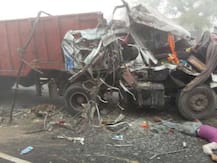 ਧੁੰਦ \'ਚ ਵਾਪਰਿਆ ਵੱਡਾ ਸੜਕ ਹਾਦਸਾ, 6 ਦੀ ਮੌਤ, ਦਰਜਨ ਤੋ ਵੱਧ ਜ਼ਖ਼ਮੀ