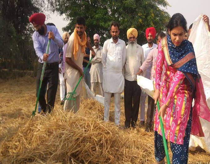 ਐਸਡੀਐਮ ਆਪਣੀ ਟੀਮਾਂ ਨਾਲ ਪਿੰਡਾਂ ਵਿੱਚ ਜਾ ਕੇ ਜਿੱਥੇ ਕਿਸਾਨਾਂ ਨੂੰ ਜਾਗਰੂਕ ਕਰਦੀ ਹੈ, ਉੱਥੇ ਆਪ ਖ਼ੁਦ ਖੇਤਾਂ ਵਿੱਚ ਪਰਾਲੀ ਇਕੱਠੀ ਕਰਦੀ ਹੈ। 