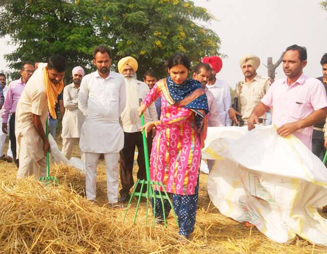 ਉਹ ਕਿਸਾਨਾਂ ਨੂੰ ਝੋਨੇ ਦੀ ਪਰਾਲੀ ਦੇ ਨੁਕਸਾਨ ਬਾਰੇ ਜਾਣਕਾਰੀ ਦੇ ਰਹੀ ਹੈ। 