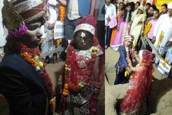 ਟੋਇਆ ਪੁੱਟ ਕੇ ਲਾੜਾ-ਲਾੜੀ ਨੇ ਇੱਕ-ਦੂਜੇ ਨੂੰ ਵਰਮਾਲਾ ਪਾਈ