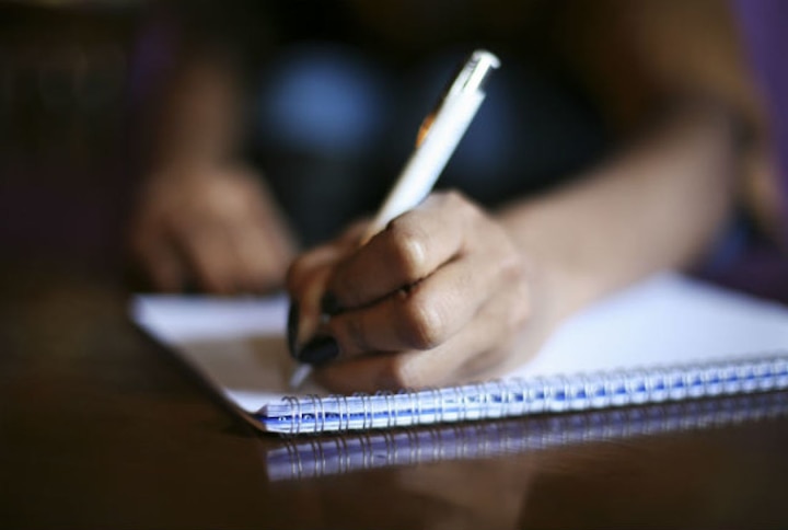 Left-Handed: लेफ्ट हैंड से लिखने वाले ज्यादातर लोगों को होती हैं ये स्वास्थ्य समस्याएं