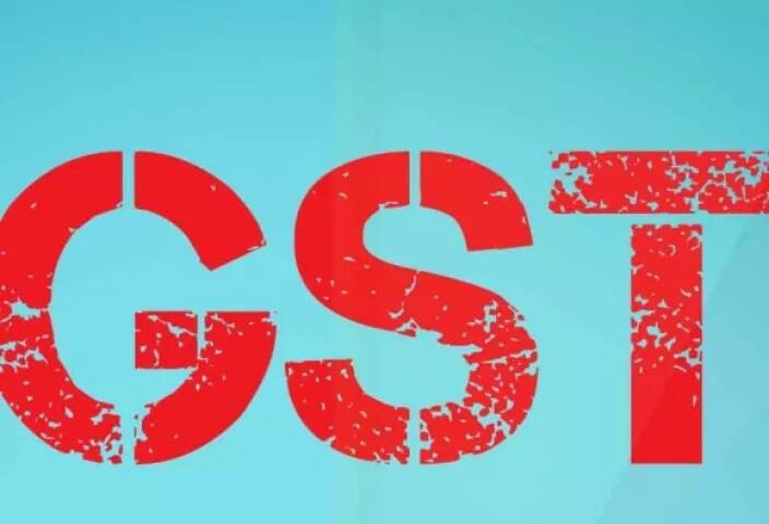ਗੱਦੇ, ਸਟੋਵ, ਸਟੇਸ਼ਨਰੀ, ਅੱਗ ਬੁਝਾਉਣ ਵਾਲਾ ਸਮਾਨ, ਬਲੇਡ, ਘੜੀਆਂ, ਮਾਰਬਲ, ਗ੍ਰੇਨਾਈਟ, ਡਿਟਰਜੈਂਟ, ਸ਼ੈਂਪੂ, ਆਫਟਰ ਸ਼ੇਵ ਆਇਟਮ, ਸ਼ੇਵਿੰਗ ਕ੍ਰੀਮ, ਚੁਇੰਗ ਗਮ ਤੇ ਚਾਕਲੇਟ ਤੋਂ ਟੈਕਸ 28 ਫੀਸਦੀ ਤੋਂ ਘਟਾ ਕੇ 18 ਫੀਸਦੀ ਕਰ ਦਿੱਤਾ ਗਿਆ ਹੈ।