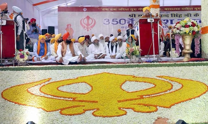 ਸੰਗਤ ਨੂੰ ਸੰਬੋਧਨ ਕਰਦਿਆਂ ਮੁੱਖ ਮੰਤਰੀ ਨੇ ਗੁਰੂ ਜੀ ਦੀ ਦੇਸ਼ ਨੂੰ ਮਹਾਨ ਦੇਣ ਬਾਰੇ ਜ਼ਿਕਰ ਵੀ ਕੀਤਾ।