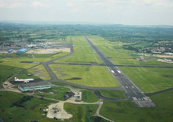  ਇਸ ਤੋਂ ਬਾਅਦ ਕਰੀਬ 1:30 ਵਜੇ ਜਹਾਜ਼ ਦੀ ਕਰੈਸ਼-ਲੈਂਡਿੰਗ ਕਰਵਾਈ ਗਈ। ਇਸ ਮੌਕੇ ਜਹਾਜ਼ ਦਾ ਅਗਲਾ ਪਹੀਆ ਲੱਥ ਗਿਆ, ਜਿਸ ਨਾਲ ਇਸ ਦਾ ਅਗਲਾ ਹਿੱਸਾ ਕਾਫ਼ੀ ਦੂਰ ਤੱਕ ਰਗੜਦਾ ਗਿਆ। 