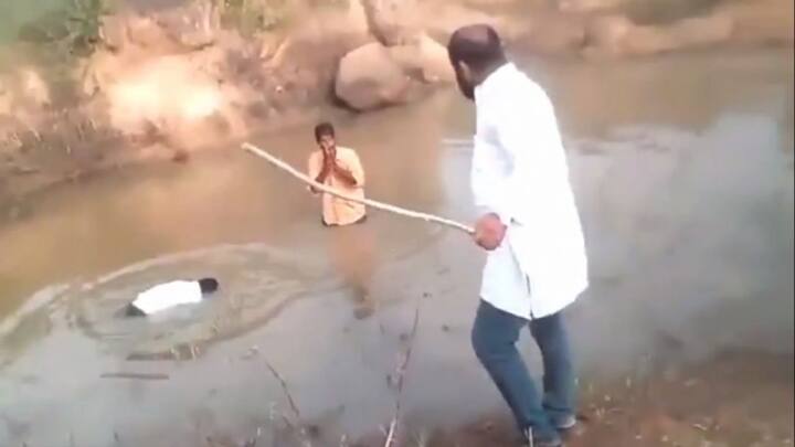 ਵਾਇਰਲ ਵੀਡੀਓ ਵਿੱਚ ਇੱਕ ਨੌਜਵਾਨ ਡੰਡਾ ਲੈ ਕੇ ਖੜ੍ਹਾ ਹੈ। ਆਪਣੇ ਸਾਹਮਣੇ ਖੜ੍ਹੇ ਦੋ ਨੌਜਵਾਨਾਂ ਨੂੰ ਫਟਕਾਰ ਰਿਹਾ ਹੁੰਦਾ ਹੈ। ਉਹ ਦੋਨਾਂ ਨੂੰ ਡਰਾ ਧਮਕਾ ਕੇ ਗੰਦੇ ਤਲਾਬ ਵਿੱਚ ਵਾੜ ਦਿੰਦਾ ਹੈ। ਫਿਰ ਦੋਨਾਂ ਨੂੰ ਉਸ ਗੰਦੇ ਪਾਣੀ ਵਿੱਚ ਡੁਬਕੀ ਲਵਾਈ ਜਾਂਦੀ ਹੈ।