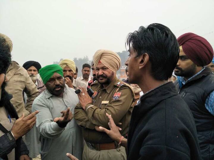 ਅੱਜ ਕਿਸਾਨ ਦੁਪਹਿਰ ਤੱਕ ਇੰਸਪੈਕਟਰ ਨੂੰ ਉਡੀਕ ਰਹੇ ਸਨ ਪਰ ਉਸ ਦੇ ਨਾ ਆਉਣ ਤੇ ਗੁੱਸੇ ਵਿੱਚ ਆਏ ਕਿਸਾਨਾਂ ਨੇ ਸੜਕ ਤੇ ਜਾਮ ਲਾਇਆ ਗਿਆ। ਉਸ ਤੋਂ ਬਾਅਦ ਇੰਸਪੈਕਟਰ ਨੇ ਆ ਕੇ ਬੋਲੀ ਲਾਉਣ ਲਈ ਤਿਆਰ ਹੋਇਆ।