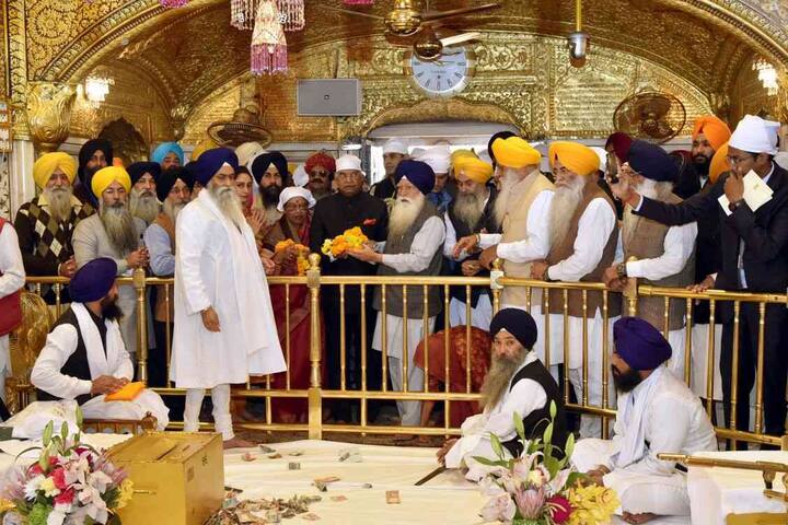 ਭਾਰਤ ਦੇ ਰਾਸ਼ਟਰਪਤੀ ਰਾਮਨਾਥ ਕੋਵਿੰਦ ਅੱਜ ਅੰਮ੍ਰਿਤਸਰ ਫੇਰੀ 'ਤੇ ਆਏ ਸਨ। ਵੇਖੋ ਇਸ ਮੌਕੇ ਏ.ਬੀ.ਪੀ. ਸਾਂਝਾ ਦੇ ਪੱਤਰਕਾਰ ਰਾਜੀਵ ਸ਼ਰਮਾ ਵੱਲੋਂ ਖਿੱਚੀਆਂ ਰਾਸ਼ਟਰਪਤੀ ਦੀਆਂ ਖ਼ਾਸ ਤਸਵੀਰਾਂ-
