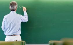 50 ਹਜ਼ਾਰ ਤਨਖਾਹ ਲੈਣ ਵਾਲੀ ਟੀਚਰ ਨੇ 300 ਰੁਪਏ 'ਤੇ ਰੱਖਿਆ ਆਪਣੀ ਥਾਂ ਪੜ੍ਹਾਉਣ ਵਾਲਾ