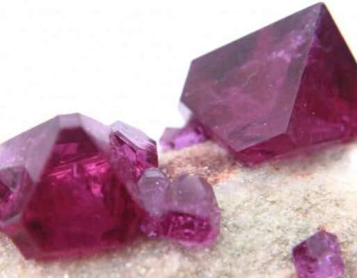 4 . ਟੈਫਿਟ-ਟੈਫਿਟ ਦੀ ਪਹਿਚਾਣ ਇੱਕ ਰਤਨ ਦੇ ਰੂਪ ਵਿੱਚ ਕੀਤੀ ਗਈ ਹੈ। ਇਹ ਅਨੋਖਾ ਰਤਨ ਲਾਲ, ਗੁਲਾਬੀ,ਵਹਾਇਟ ਅਤੇ ਬੈਂਗਨੀ ਰੰਗ ਦਾ ਹੁੰਦਾ ਹੈ। ਇਸ ਪੱਥਰ ਦੀ ਕੀਮਤ 13 ਲੱਖ ਰੁਪਏ ਪ੍ਰਤੀ ਗਰਾਮ ਹੈ। ਇਹ ਹੀਰੇ ਦੇ ਮੁਕਾਬਲੇ ਕਾਫ਼ੀ ਮੁਲਾਇਮ ਹੁੰਦਾ ਹੈ। ਇਸ ਲਈ ਇਸਦਾ ਇਸਤੇਮਾਲ ਸਿਰਫ ਇੱਕ ਰਤਨ ਦੇ ਰੂਪ ਵਿੱਚ ਕੀਤਾ ਜਾਂਦਾ ਹੈ।