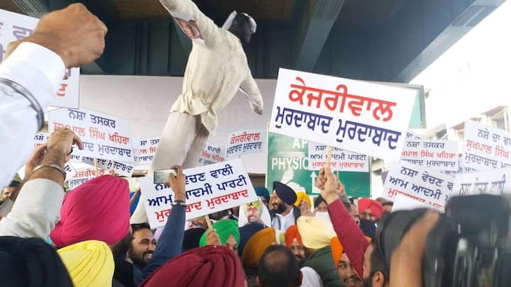 ਇਸੇ ਕਾਰਨ ਅੱਜ ਪੰਜਾਬ ਭਰ ਵਿੱਚ ਅਕਾਲੀਆਂ ਵਲੋਂ ਰੋਸ ਪ੍ਰਦਰਸ਼ਨ ਕੀਤਾ ਗਿਆ ਅਤੇ ਖਹਿਰਾ ਦੇ ਨਾਲ ਨਾਲ ਕੇਜਰੀਵਾਲ ਦੇ ਵੀ ਪੁਤਲੇ ਫੂਕੇ ਗਏ।