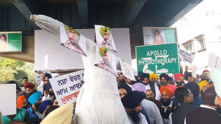 ਅੰਮ੍ਰਿਤਸਰ ਵਿੱਚ ਕਈ ਅਕਾਲੀ ਵਰਕਰ ਕਚਿਹਰੀ ਚੌਂਕ ਵਿਖੇ ਇਕੱਠੇ ਹੋਏ ਅਤੇ ਕੇਜਰੀਵਾਲ, ਸੁਖਪਾਲ ਖਹਿਰਾ ਖਿਲਾਫ਼ ਨਾਅਰੇਬਾਜ਼ੀ ਵੀ ਕੀਤੀ ਗਈ। 
