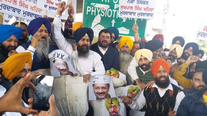 ਦਰਅਸਲ ਬੀਤੇ ਕੱਲ੍ਹ ਖਹਿਰਾ ਦੀ ਪਟੀਸ਼ਨ ਰੱਦ ਹੋਣ ਤੋਂ ਬਾਅਦ ਹੀ ਪੂਰੇ ਪੰਜਾਬ ਵਿੱਚ ਅਕਾਲੀ ਲੀਡਰਾਂ ਵੱਲੋਂ ਖਹਿਰਾ ਦੀ ਮੰਗ ਕੀਤੀ ਗਈ ਸੀ ਪਰ ਪਿਛਲੇ ਲੰਮੇਂ ਸਮੇਂ ਤੋਂ ਨਸ਼ਾ ਤਸਰਕਰੀ ਦੇ ਇਲਜ਼ਾਮਾਂ ਨਾਲ ਘਿਰੇ ਰਹਿਣ ਵਾਲੇ ਅਕਾਲੀ ਵਿਧਾਇਕ ਬਿਕਰਮ ਮਜੀਠੀਆ ਉਸ ਪ੍ਰੈਸ ਕਾਨਫਰੰਸ ਵਿੱਚ ਨਜ਼ਰ ਨਹੀਂ ਆਏ। 