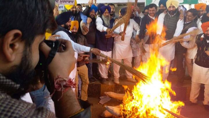 ਵੇਖੋ ਧਰਨੇ ਦੀਆਂ ਹੋਰ ਤਸਵੀਰਾਂ-