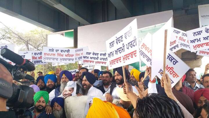 ਉਨ੍ਹਾਂ ਤੋਂ ਇਲਾਵਾ ਸਾਬਕਾ ਅਕਾਲੀ ਵਿਧਾਇਕ ਅਮਰਪਾਲ ਸਿੰਘ ਬੋਨੀ ਦੇ ਵੀ ਉਸ ਪ੍ਰੈਸ ਕਾਨਫਰੰਸ ਵਿੱਚ ਸ਼ਾਮਿਲ ਨਾ ਹੋਣ ਤੋਂ ਸਾਫ ਹੈ ਕਿ ਪਿਛਲੇ ਦਿਨੀਂ ਮੀਡੀਆ ਵਿੱਚ ਬੋਨੀ ਵਲੋਂ ਬਿੱਟੂ ਔਲਖ ਦੇ ਪਰਿਵਾਰ ਦੇ ਹੱਕ ਵਿੱਚ ਦਿੱਤੇ ਗਏ ਹਲਫੀਆ ਬਿਆਨ ਨੇ ਮਜੀਠੀਆ ਨੂੰ ਇੱਕ ਵਾਰ ਫਿਰ ਮੁਸ਼ਕਿਲਾਂ ਵਿੱਚ ਪਾ ਦਿੱਤਾ ਹੈ।